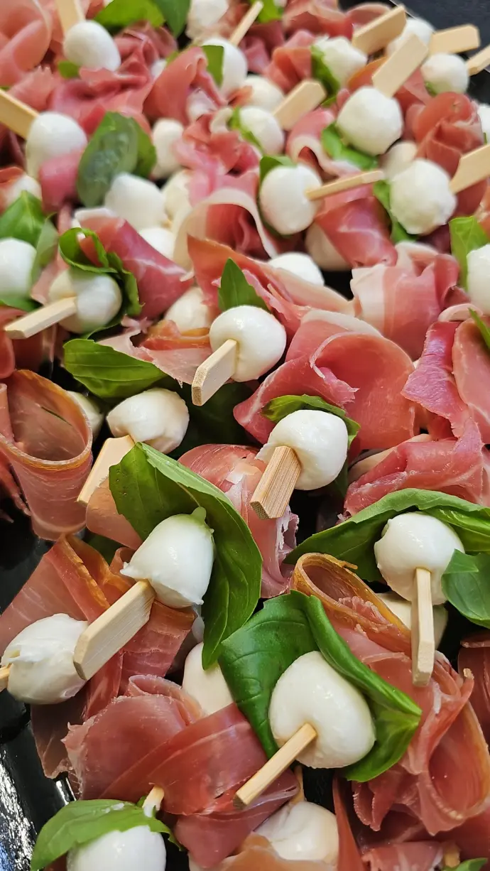 brochette jambon, mozzarella, basilic